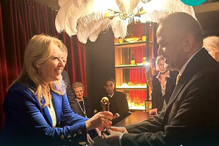 الدكتور خالد الغيث يُقدّم جائزة ماغوس في منتدى التسامح والتعايش السلمي.